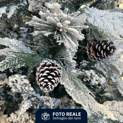 Albero di Natale innevato con pigne - Chamonix